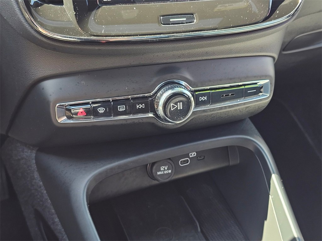 Used 2025 Volvo XC40 B5 Core image 28