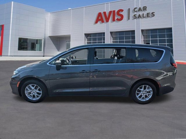Used 2023 Chrysler Pacifica Touring-L image 11