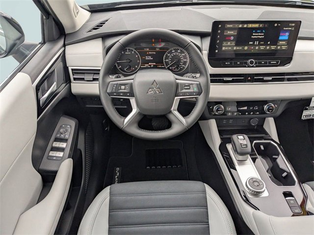 New 2025 Mitsubishi Outlander SE image 14