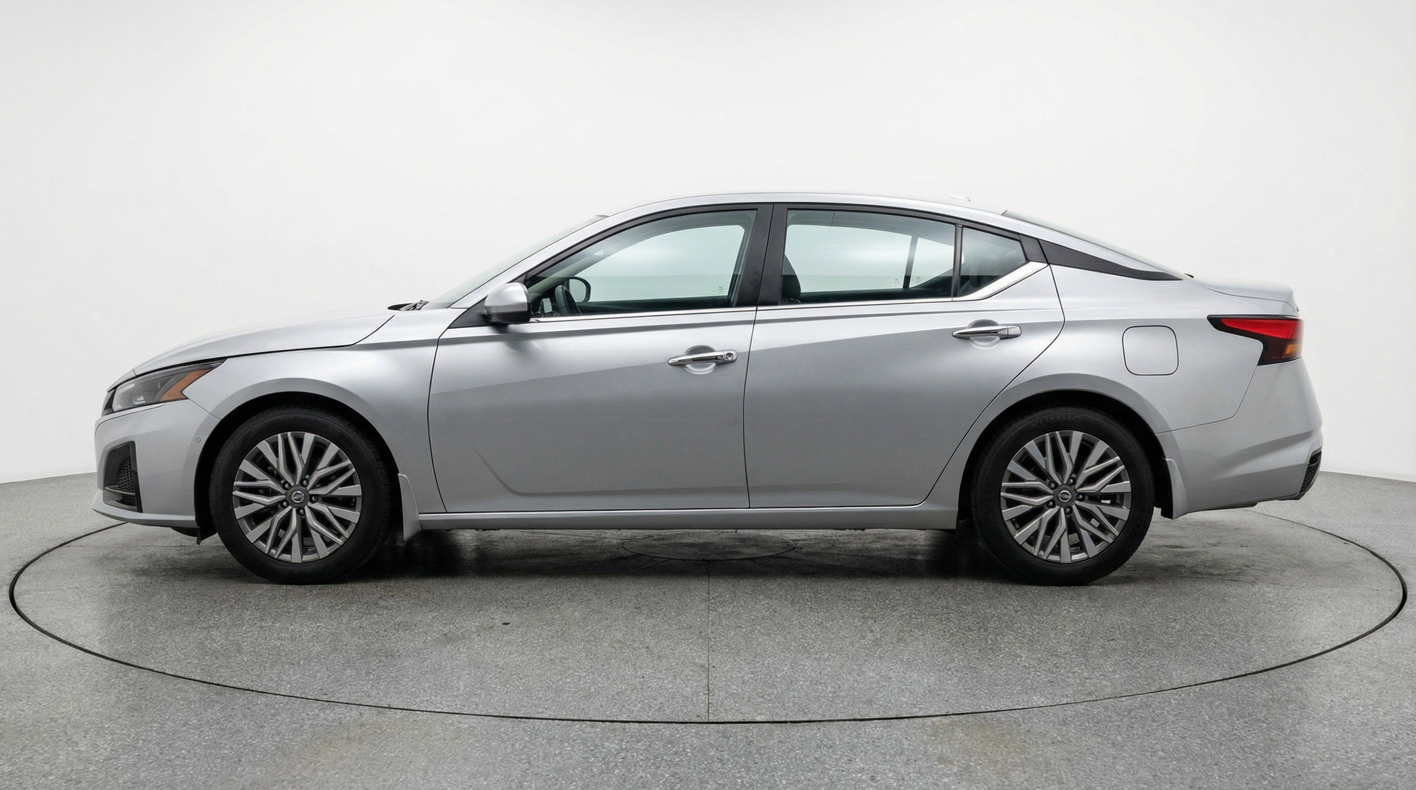 Used 2025 Nissan Altima 2.5 SV image 5