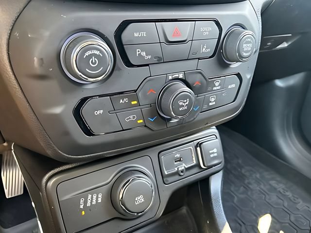 Used 2018 Jeep Renegade Altitude w/ Advanced Technology Group AWD/4WD image 29