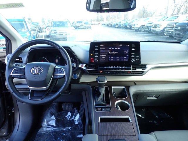 Used 2024 Toyota Sienna XLE image 20