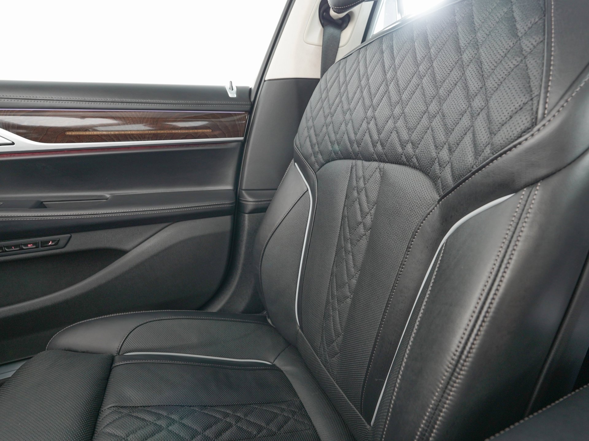 Used 2022 BMW 750i xDrive image 29