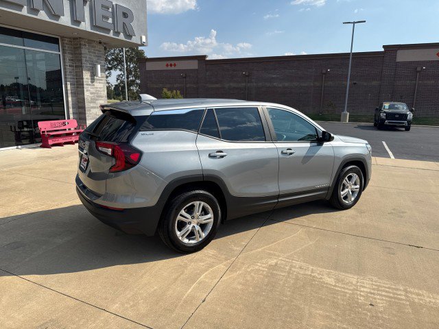 Used 2024 GMC Terrain SLE image 4