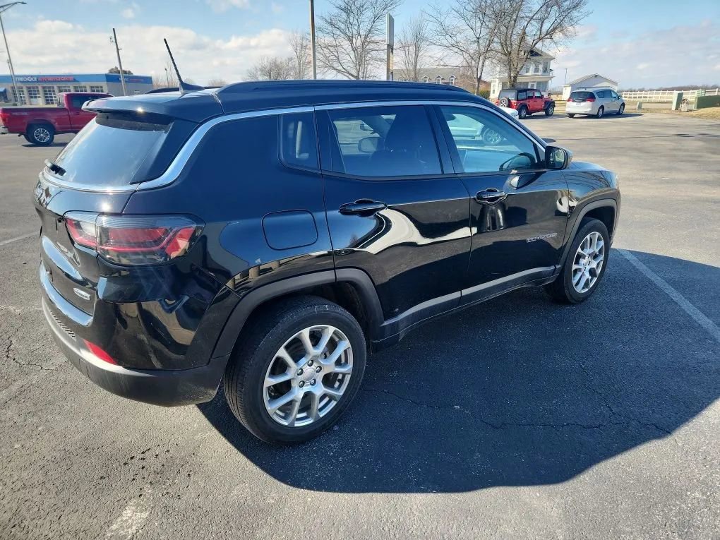 Used 2022 Jeep Compass Latitude w/ Sun and Sound Group image 3