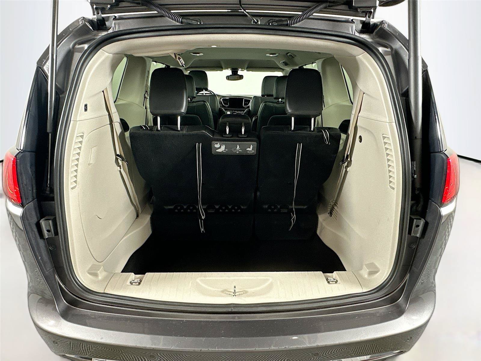 Used 2017 Chrysler Pacifica Touring-L FWD image 26