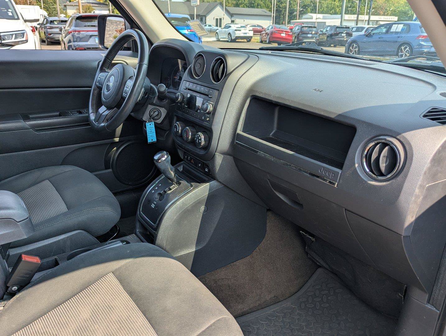 Used 2014 Jeep Patriot Latitude FWD image 30