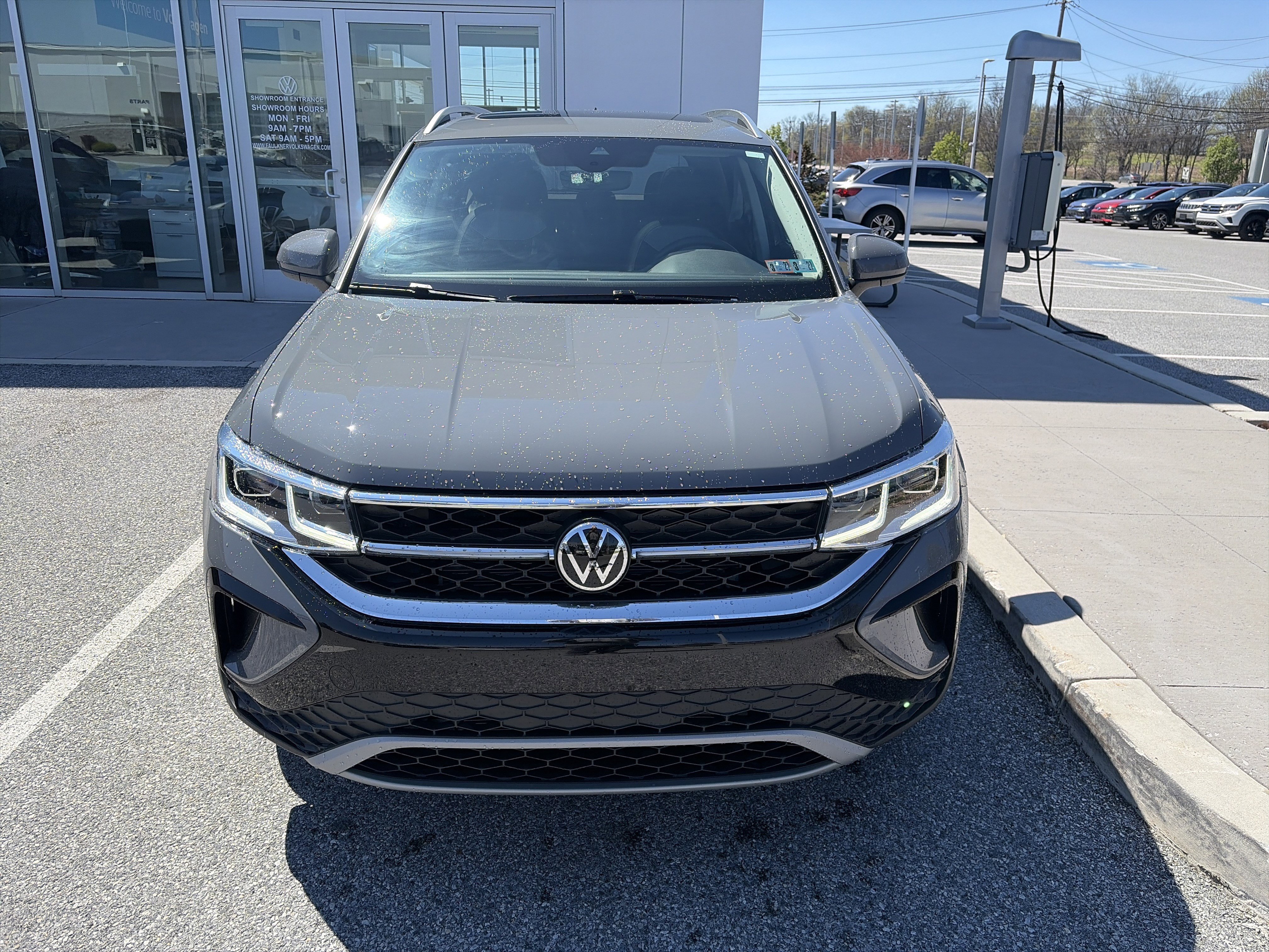 Used 2023 Volkswagen Taos SEL image 2