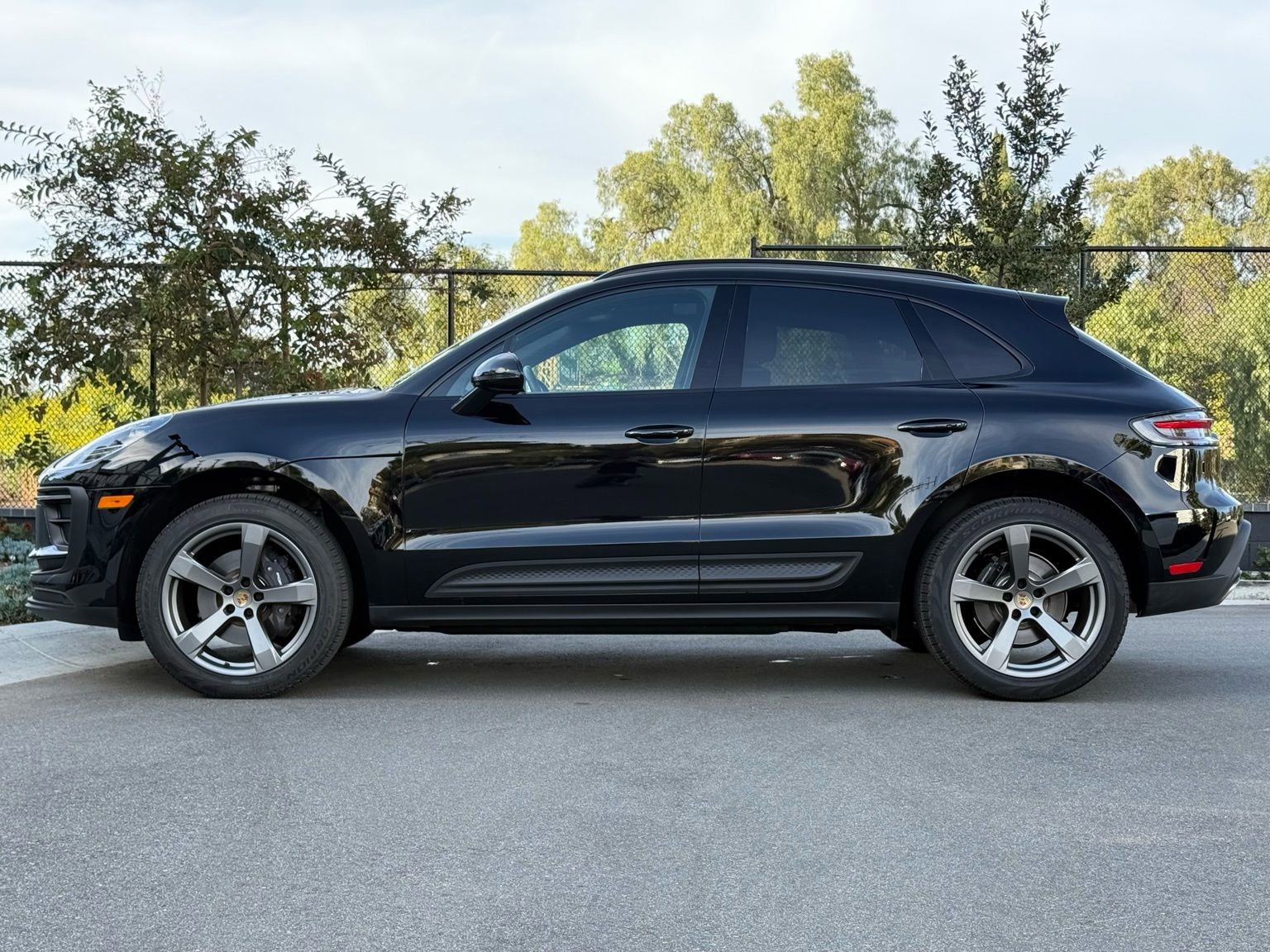 Used 2025 Porsche Macan AWD/4WD image 2