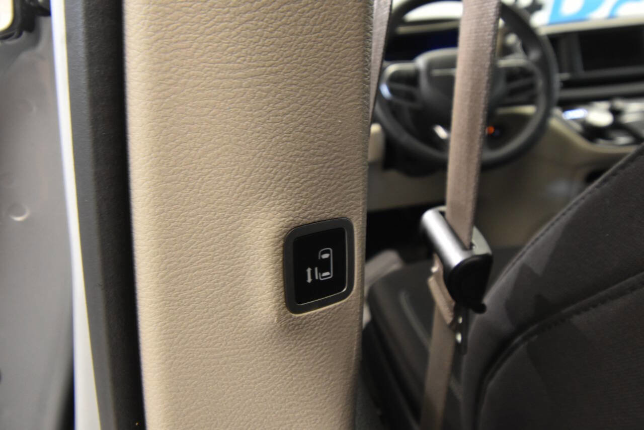 Used 2023 Chrysler Voyager LX FWD image 15