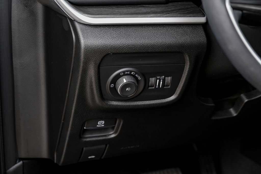 Used 2023 Jeep Grand Cherokee L Limited AWD/4WD image 38
