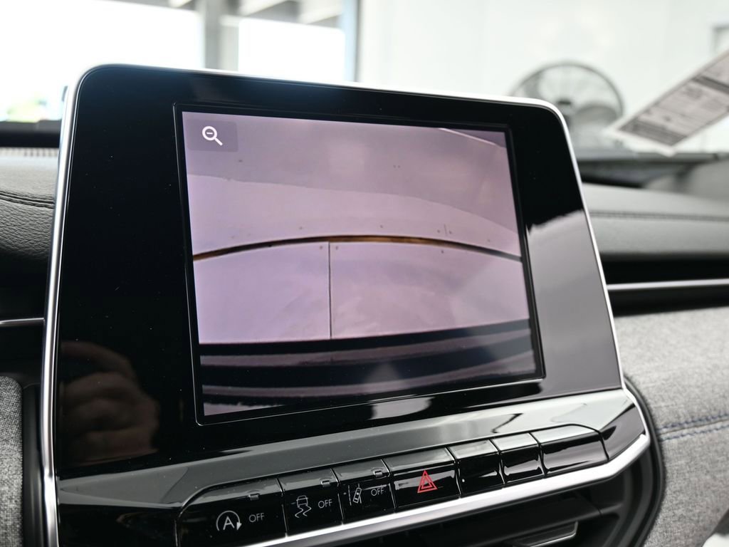 Used 2025 Jeep Compass Latitude image 23