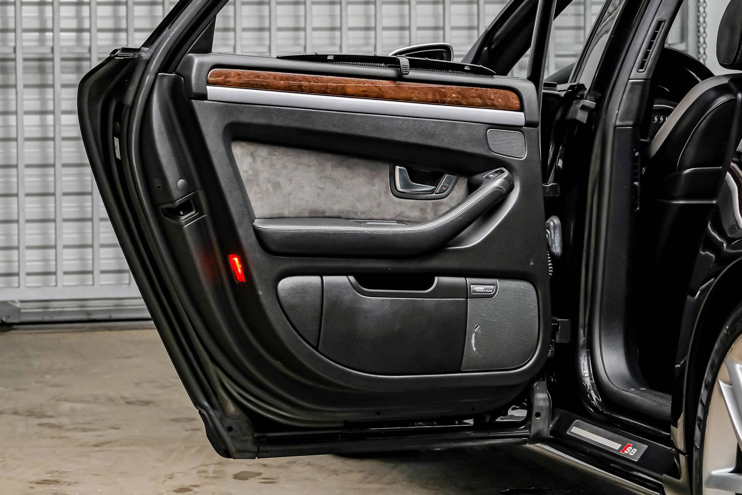 Used 2007 Audi S8 image 45