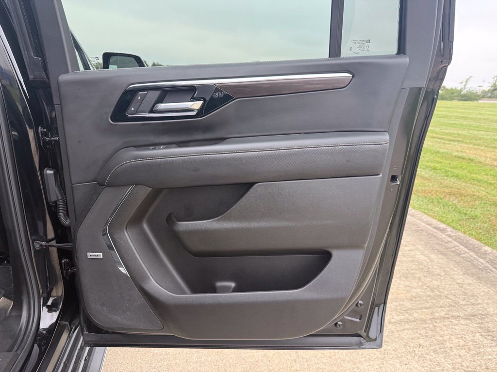 Used 2026 Chevrolet Suburban Premier AWD/4WD image 16