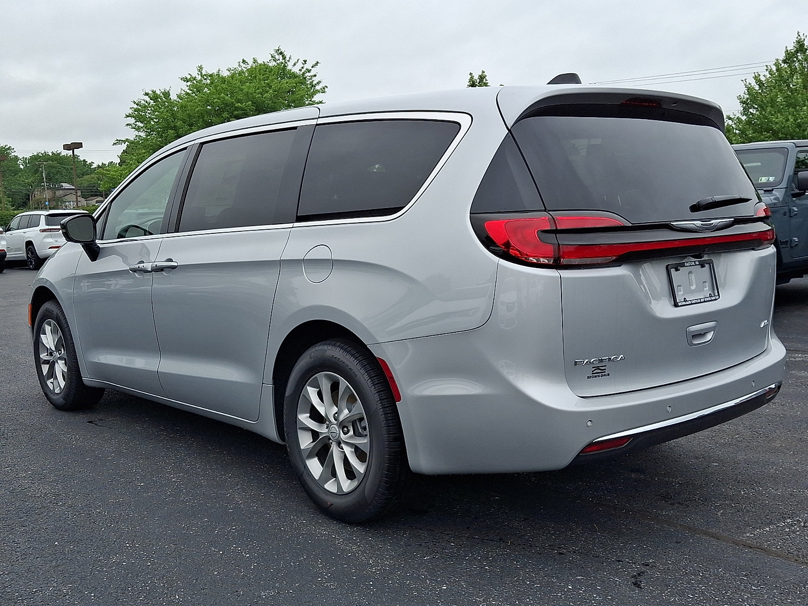 New 2026 Chrysler Pacifica Select AWD/4WD image 4