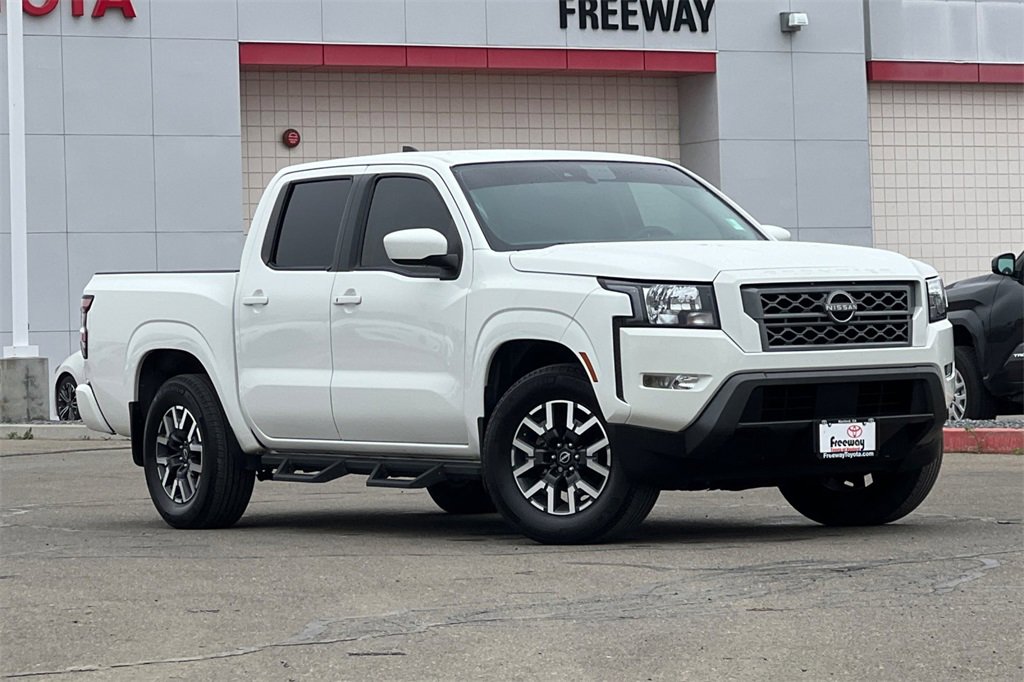 Used 2022 Nissan Frontier SV image 2