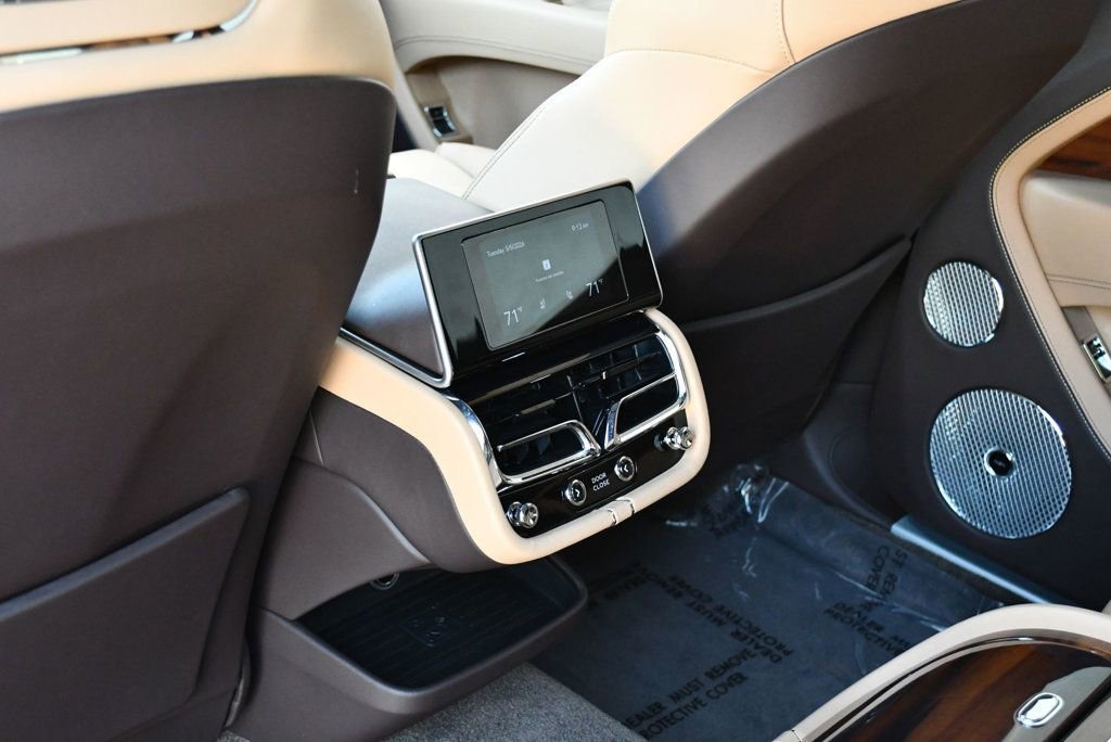 Used 2023 Bentley Bentayga Extended Wheelbase AWD/4WD image 62
