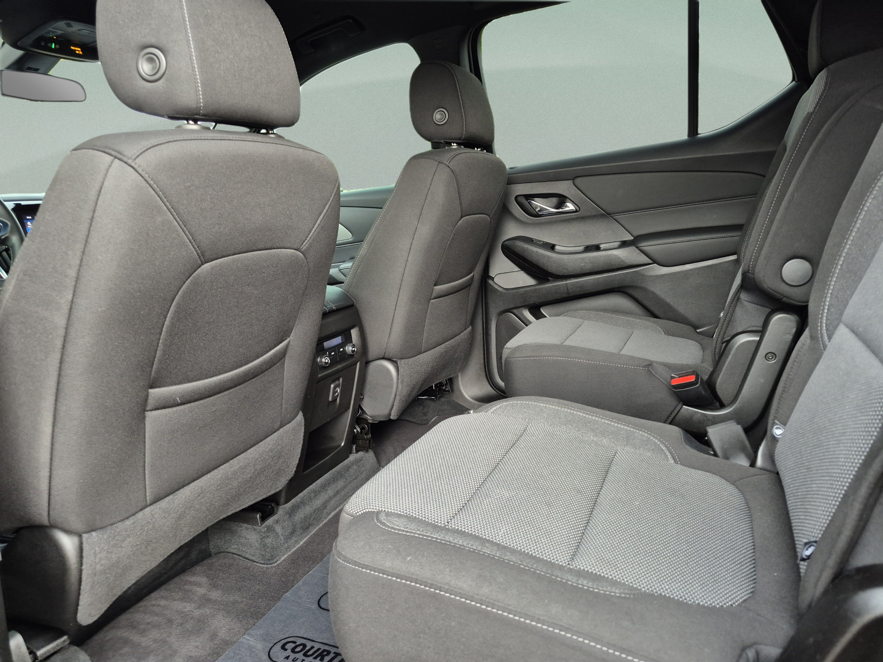 Used 2023 Chevrolet Traverse LT FWD image 16