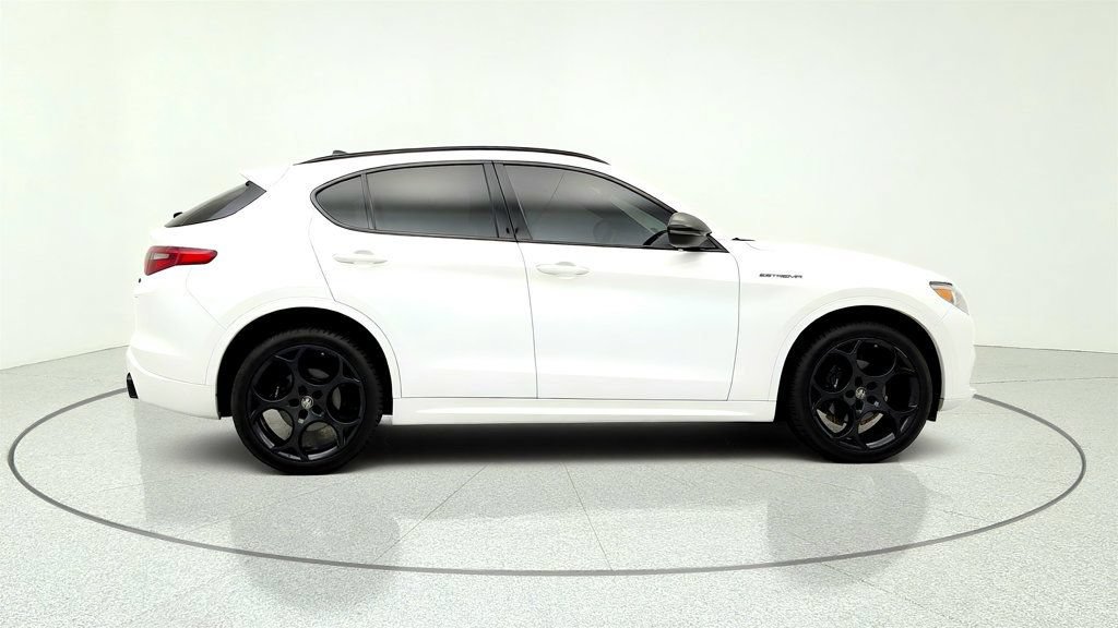 Used 2023 Alfa Romeo Stelvio Estrema AWD/4WD image 4