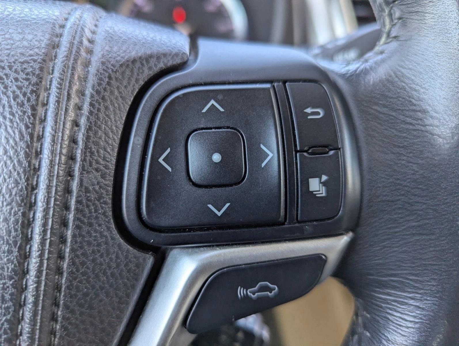 Used 2014 Toyota Highlander Limited w/ Driver Technology Package FWD image 14