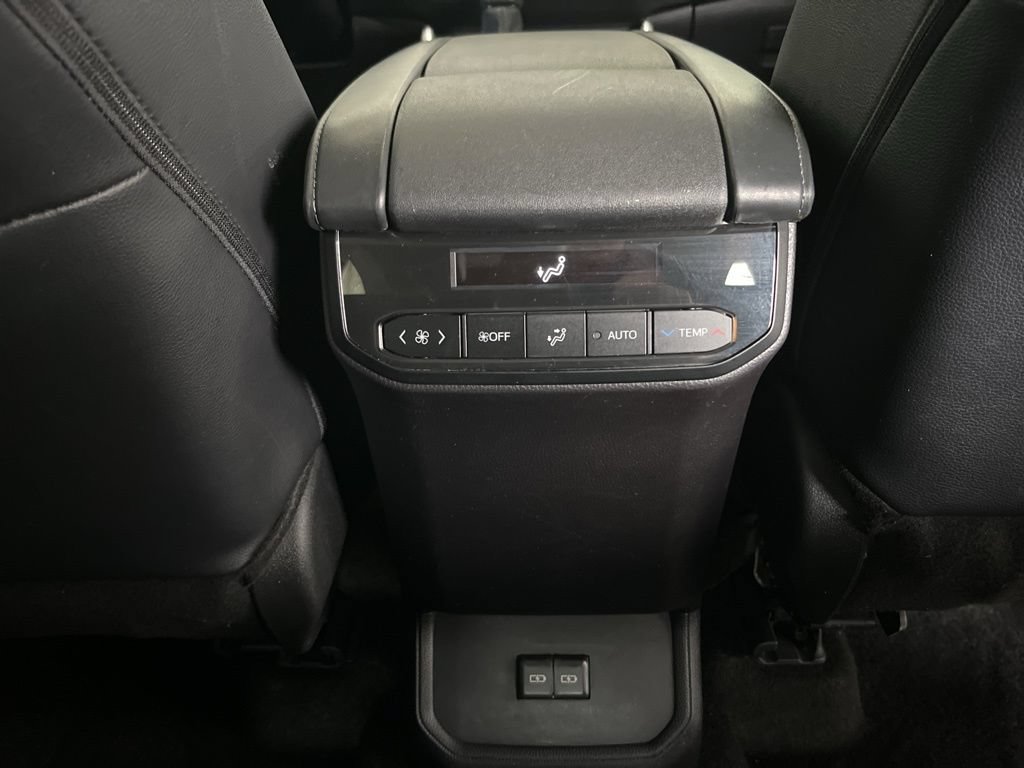 Used 2024 Toyota Highlander XLE AWD/4WD image 26