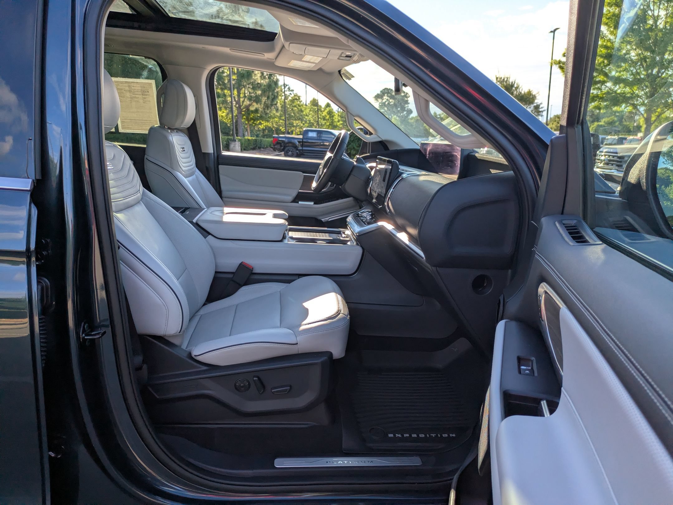 Certified 2025 Ford Expedition Max Platinum w/ Platinum Ultimate Package AWD/4WD image 38