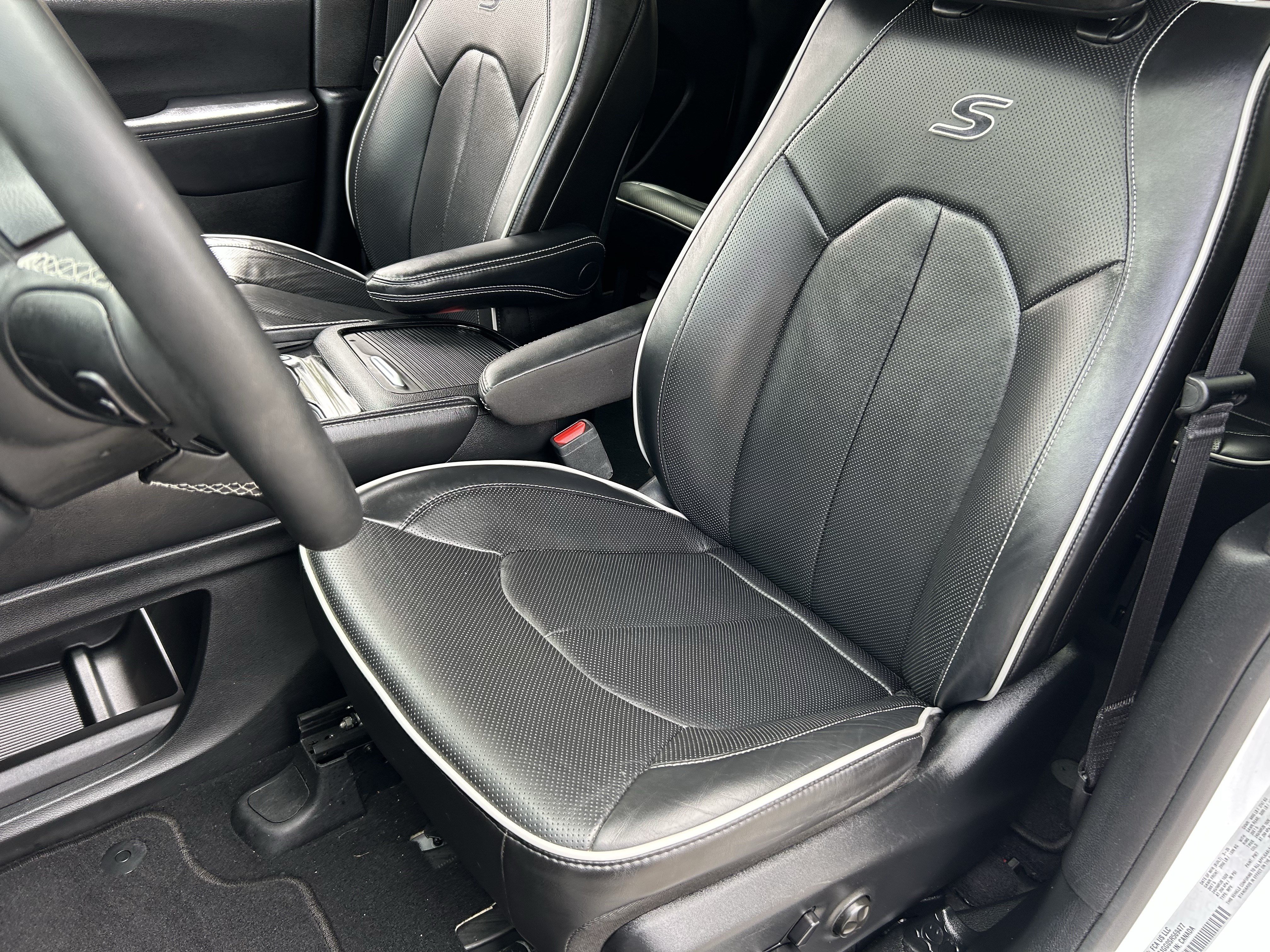 Used 2025 Chrysler Pacifica Limited FWD image 19