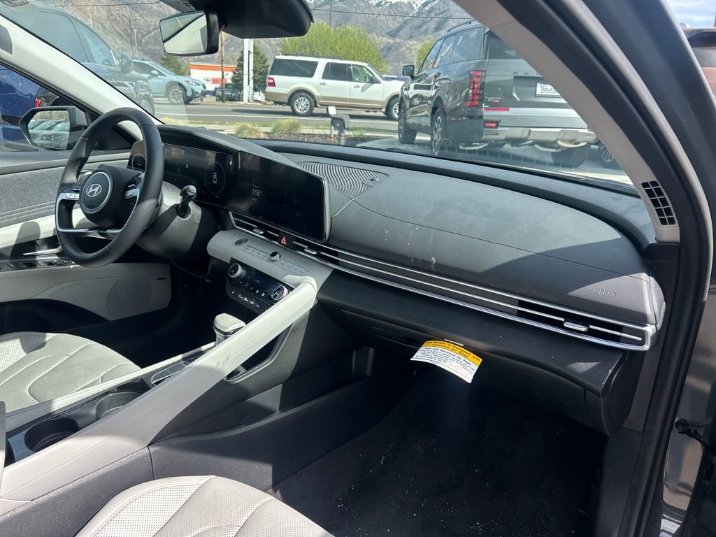 Used 2025 Hyundai Elantra Limited image 11