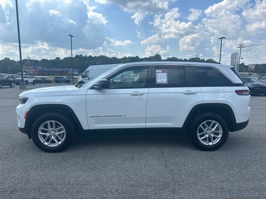 Used 2024 Jeep Grand Cherokee Laredo X w/ Luxury Tech Group I RWD image 4