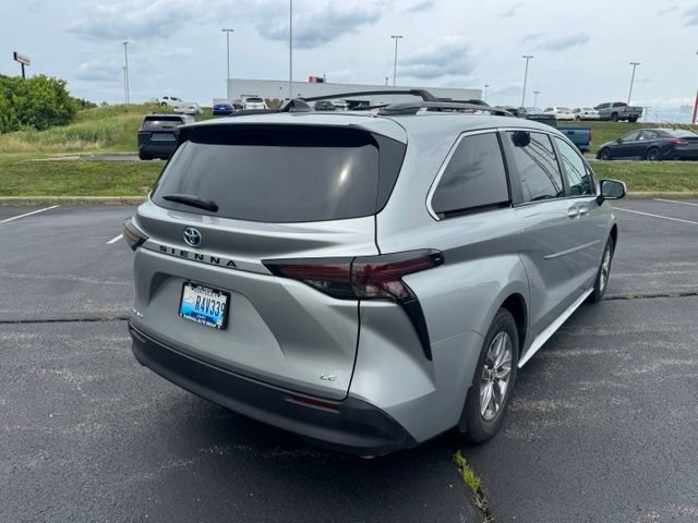 Used 2025 Toyota Sienna LE AWD/4WD image 3