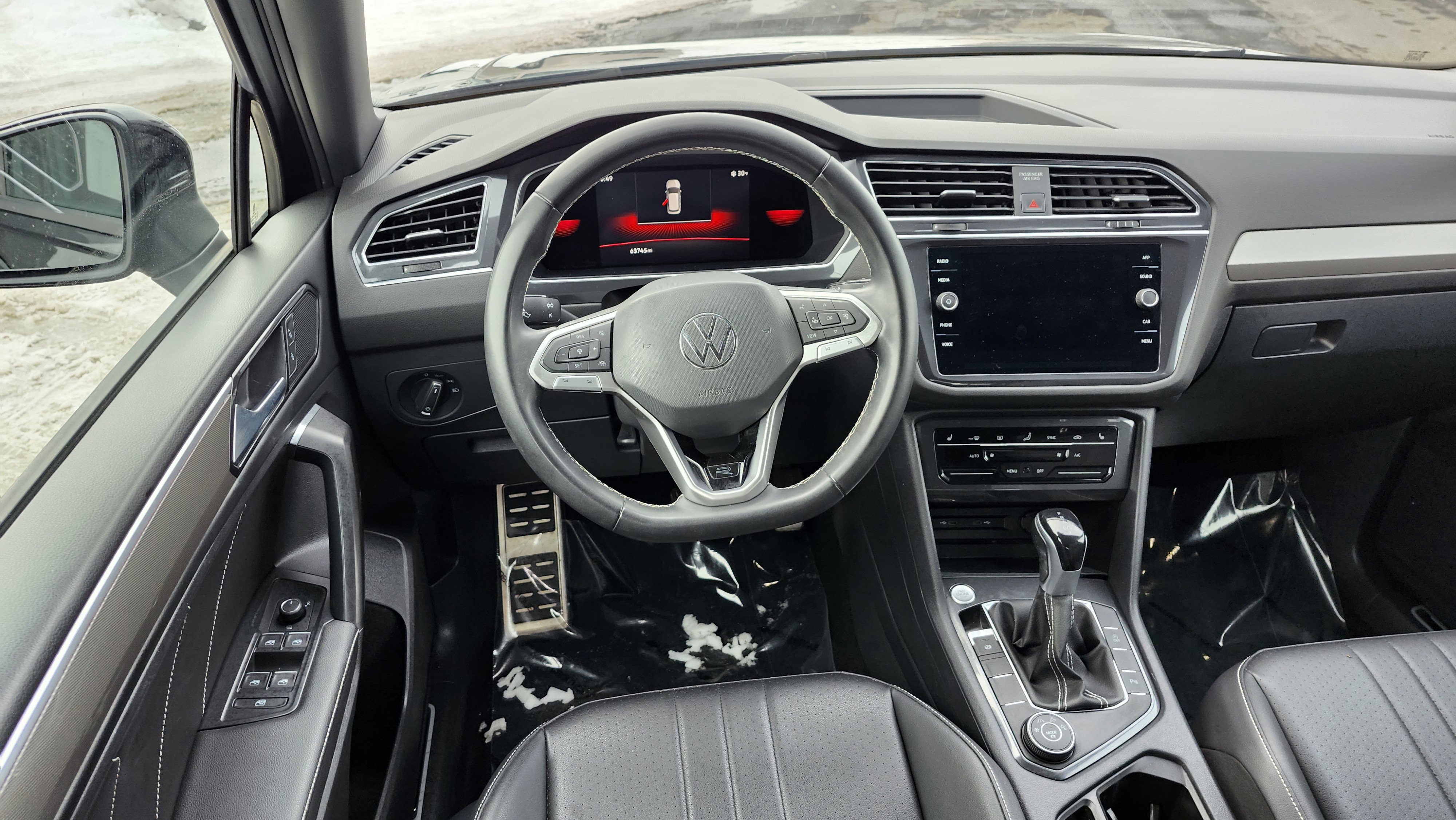 Used 2023 Volkswagen Tiguan SE R-Line image 25