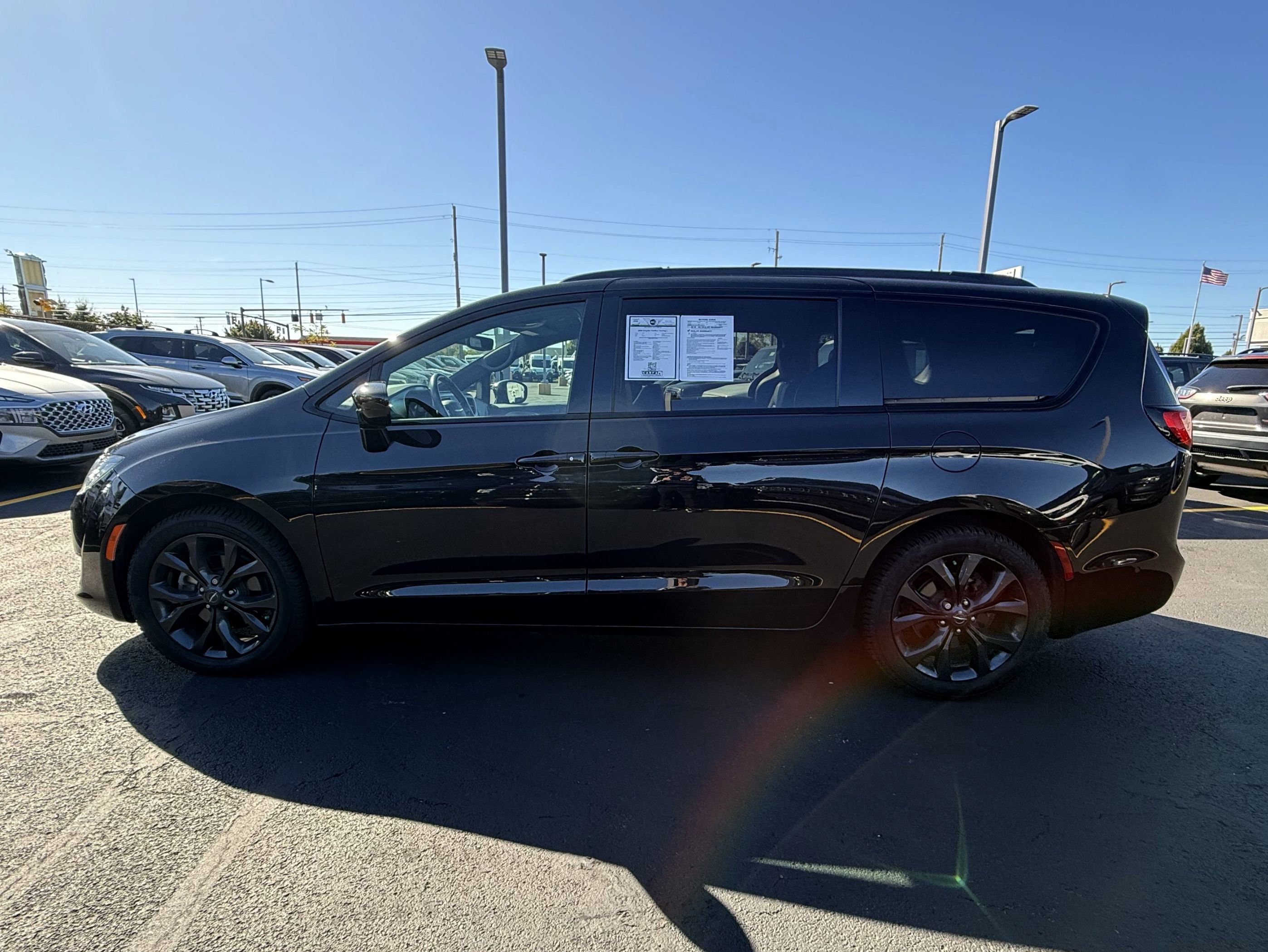 Used 2020 Chrysler Pacifica Touring-L w/ S Appearance Package image 5