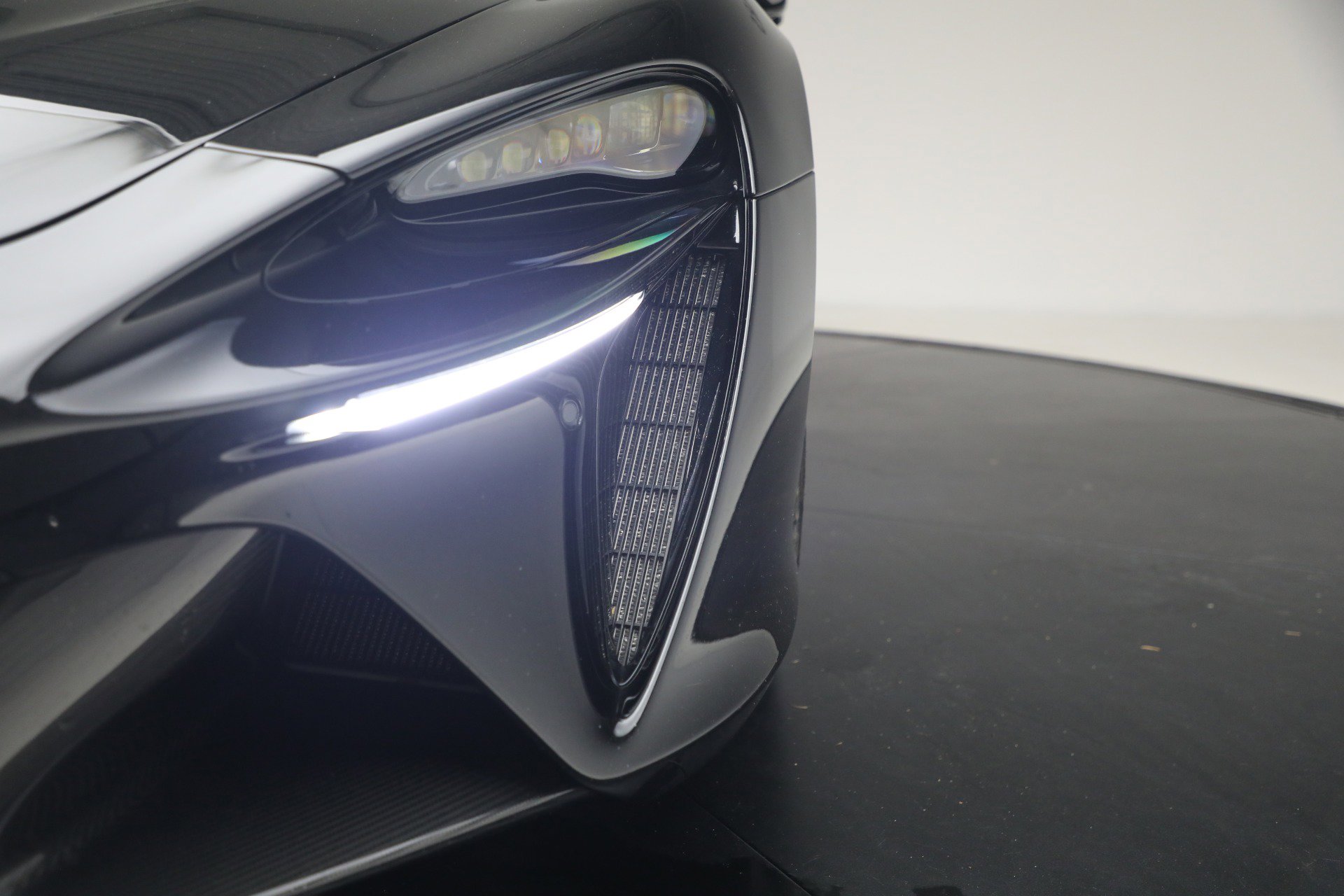 Used 2024 McLaren Artura RWD image 32