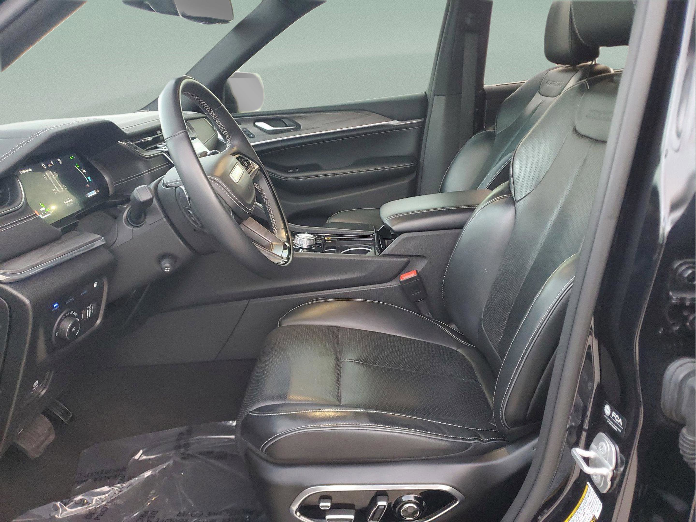 Used 2024 Jeep Grand Cherokee Overland w/ Advanced Protech Group III image 17