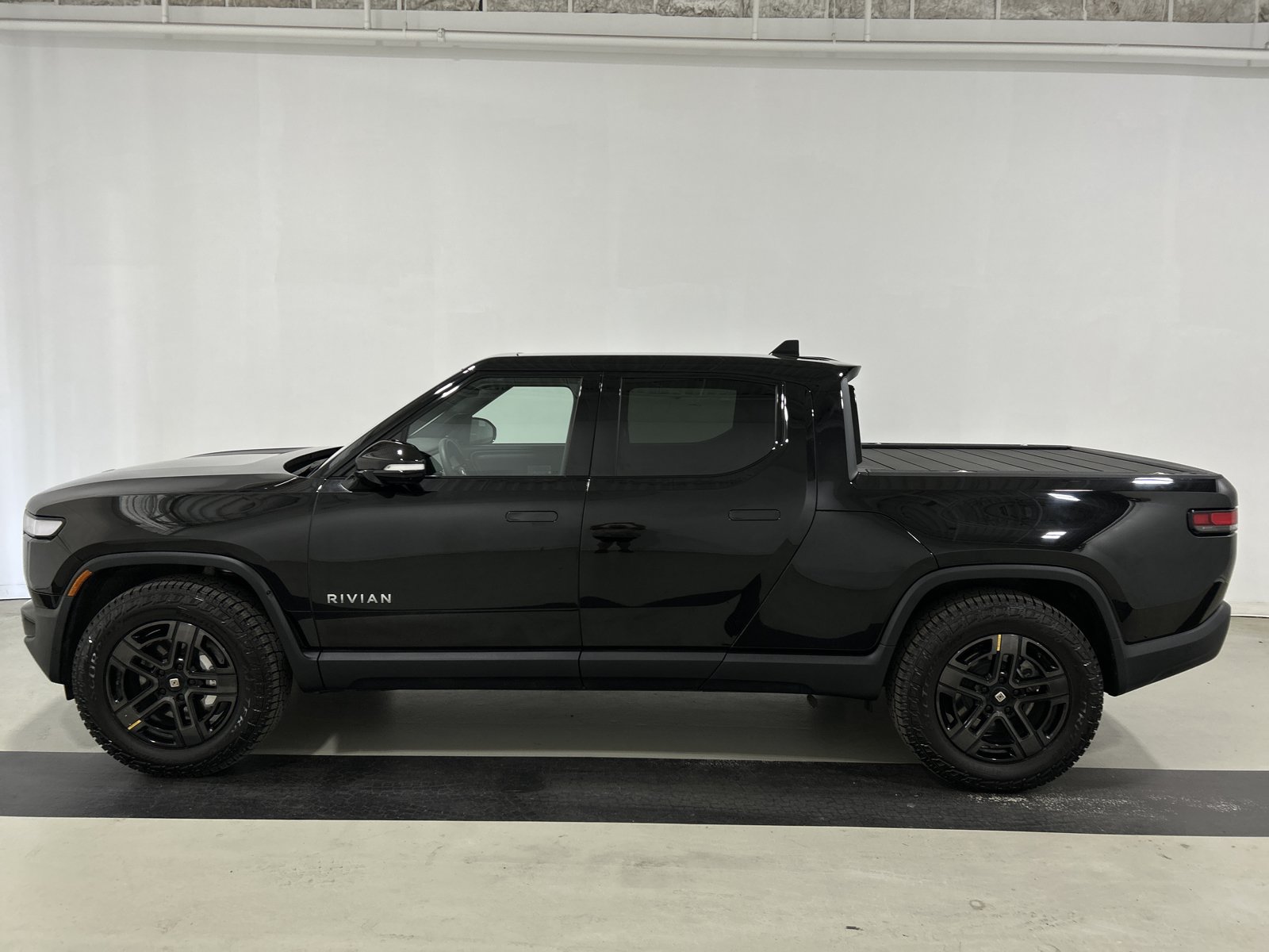 Used 2024 Rivian R1T Adventure AWD/4WD image 2