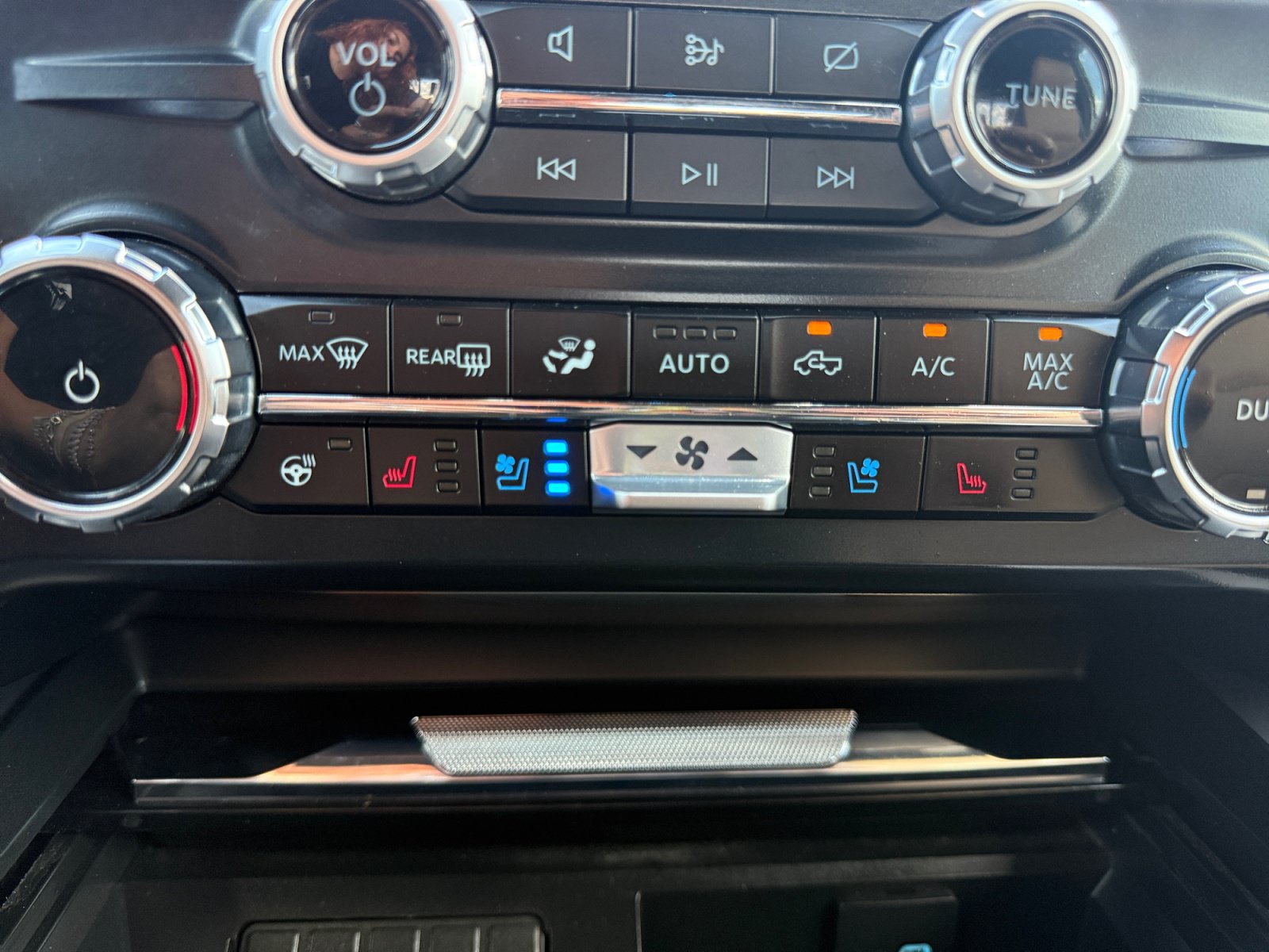 Used 2024 Ford F350 Lariat w/ Lariat Ultimate Package AWD/4WD image 19
