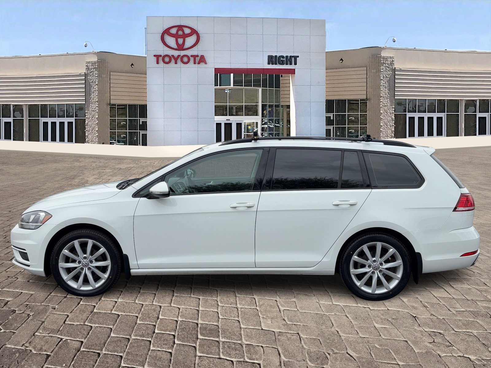 Used 2019 Volkswagen Golf S image 3