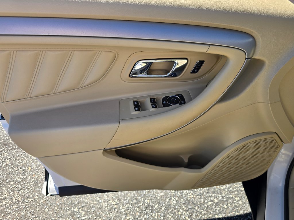 Used 2015 Ford Taurus SEL w/ Equipment Group 201A FWD image 9