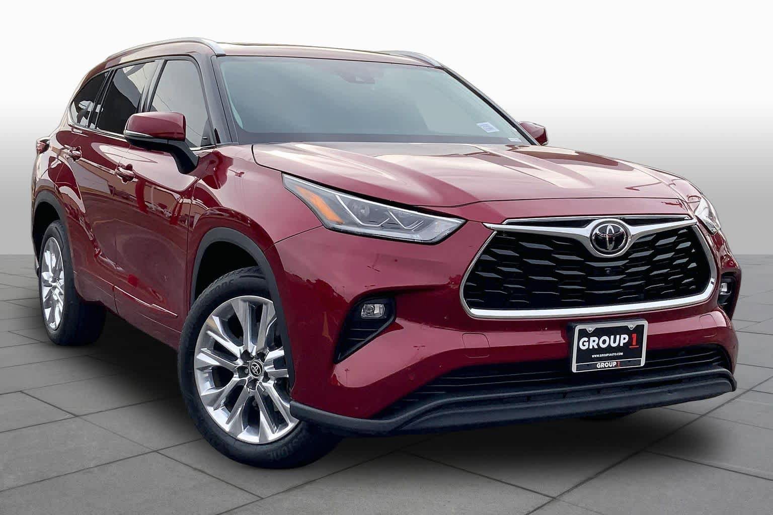 Used 2023 Toyota Highlander Limited FWD image 3