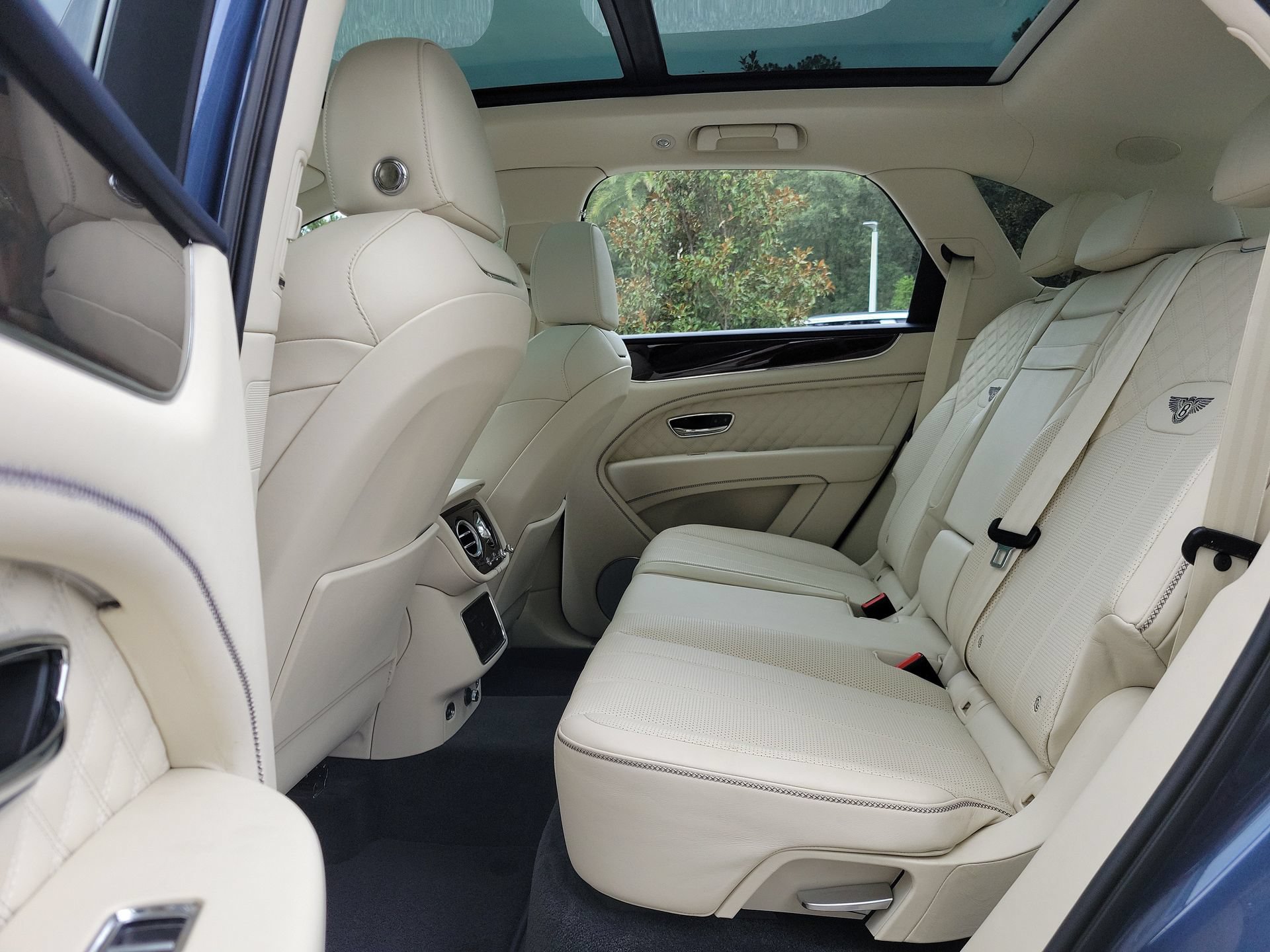 Certified 2022 Bentley Bentayga AWD/4WD image 18