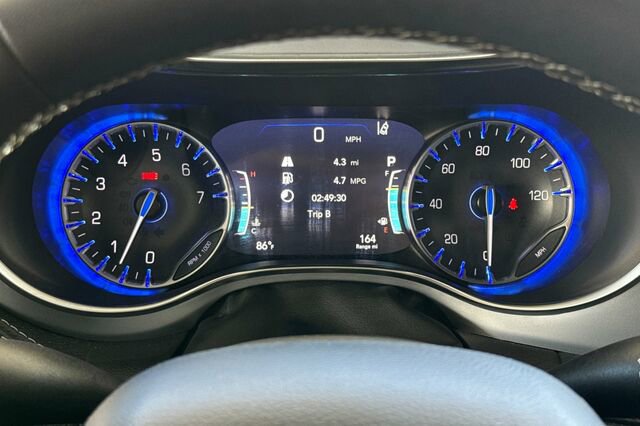 Certified 2025 Chrysler Pacifica Limited image 23