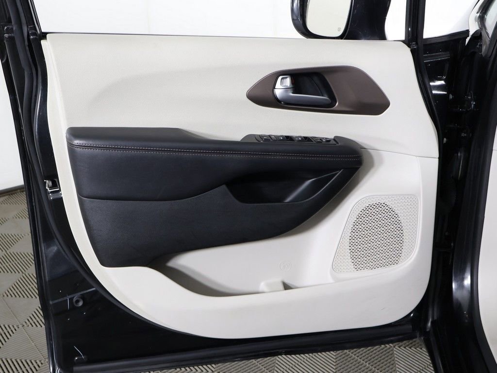Used 2018 Chrysler Pacifica Touring-L FWD image 23