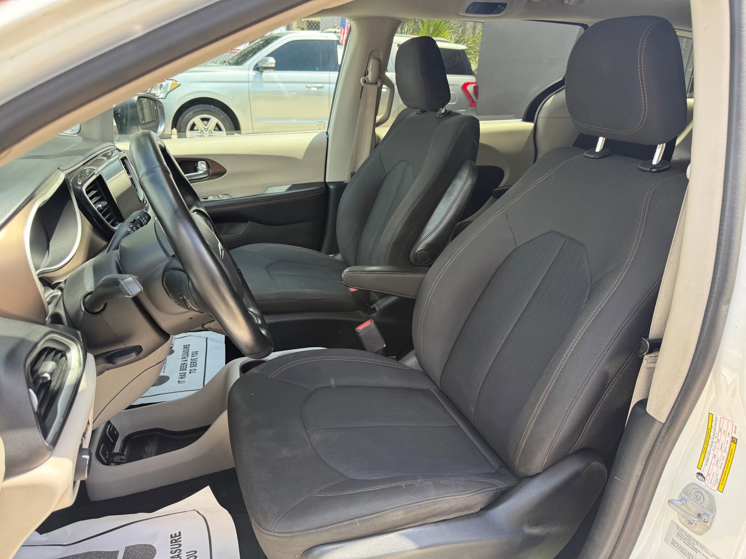 Used 2017 Chrysler Pacifica Touring FWD image 10