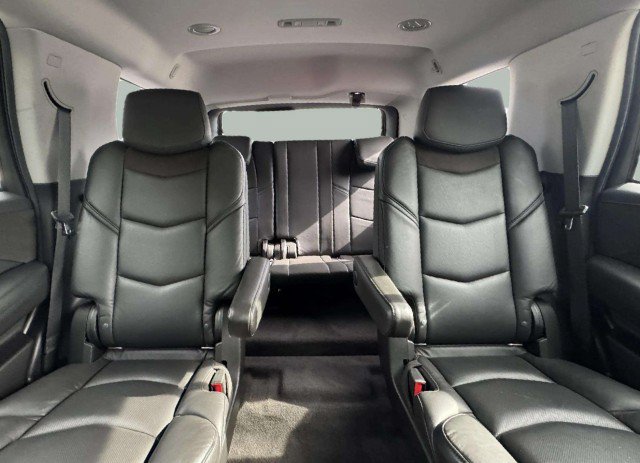 Used 2020 Cadillac Escalade Luxury w/ Escalade Sport Edition AWD/4WD image 29
