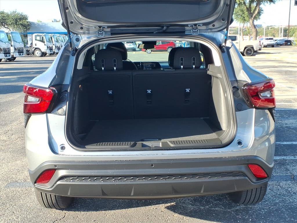 New 2026 Chevrolet Trax LS w/ LS Convenience Package FWD image 13