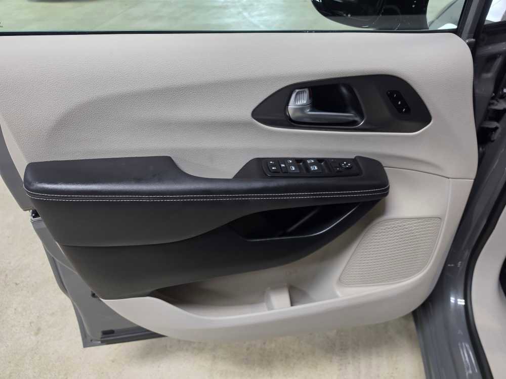 Used 2024 Chrysler Pacifica Touring-L image 17
