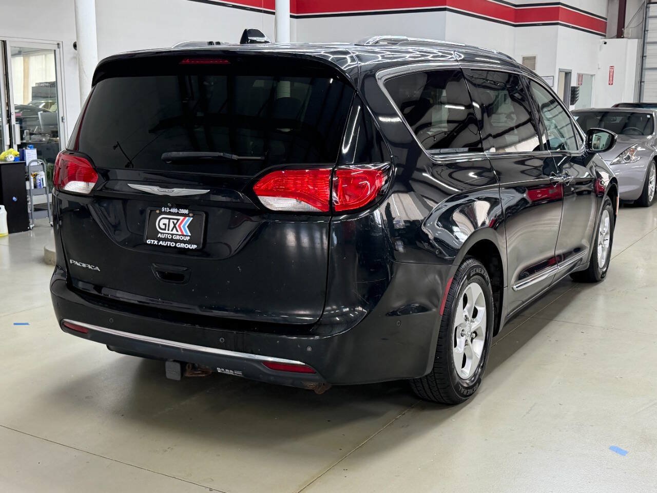 Used 2017 Chrysler Pacifica Touring-L Plus w/ Advanced Safetytec Group FWD image 2
