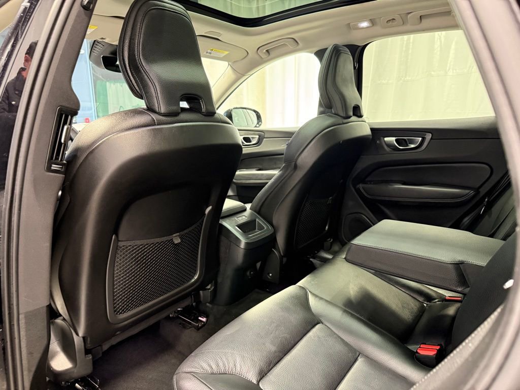 Used 2024 Volvo XC60 B5 Plus image 23