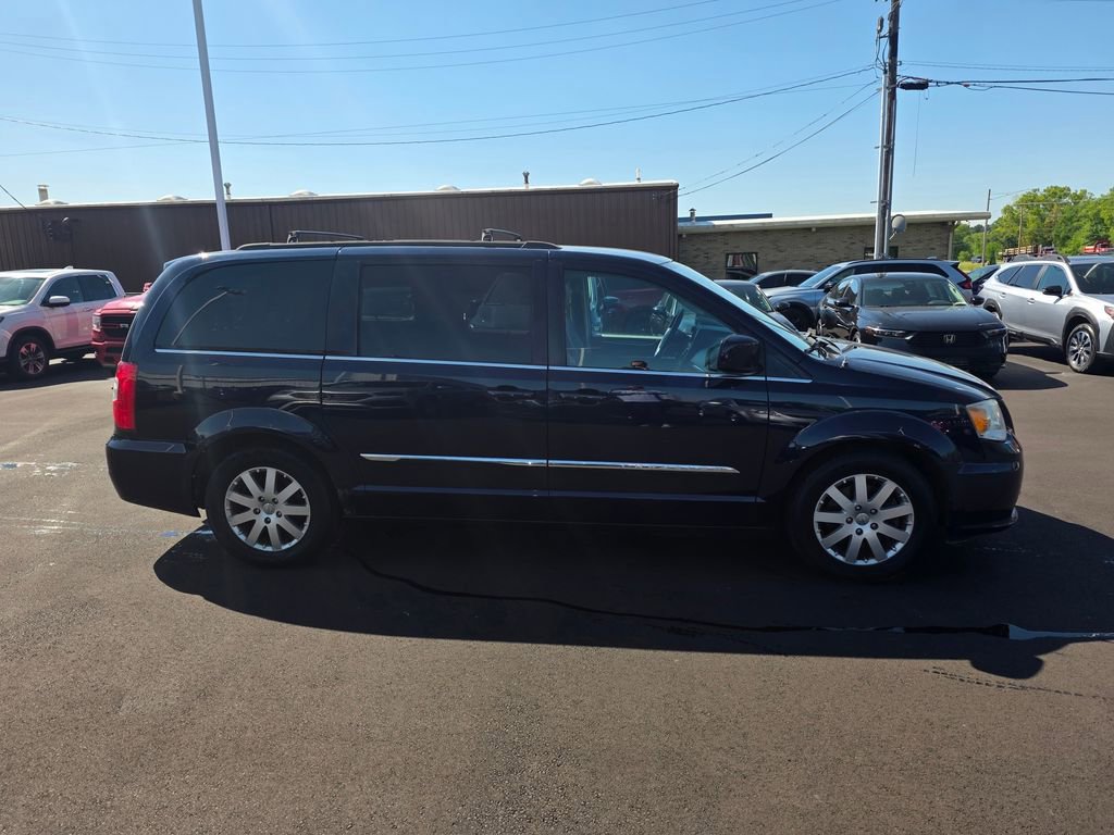 Used 2014 Chrysler Town & Country Touring FWD image 2
