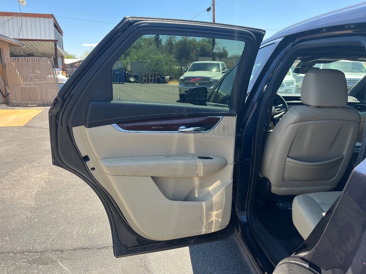 Used 2017 Cadillac XT5 Luxury w/ Driver Awareness Package FWD image 14